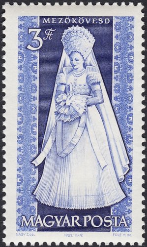 Mujer de Mezökövesd vestida de novia. Sello grabado por Mihály Füle