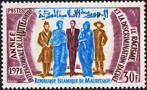 Mauritania, 1971, Año Internacional de la Lucha contra el racismo. Diseño y grabado de Albert Decaris. Impresión en calcografía