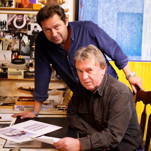 El diseñador Karol Felix, de pie, y František Horniak, autores del sello