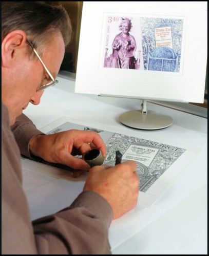 Sverre Morken terminando el diseño específico de grabado de este sello del milenario de Noruega