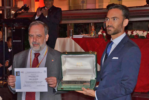 La casa Spink, representada por el Sr. D. Fernando Martínez entrega el premio al Comisario Español Estanislao Pan de Alfaro para la colección de Jesús Sitjà Prats
